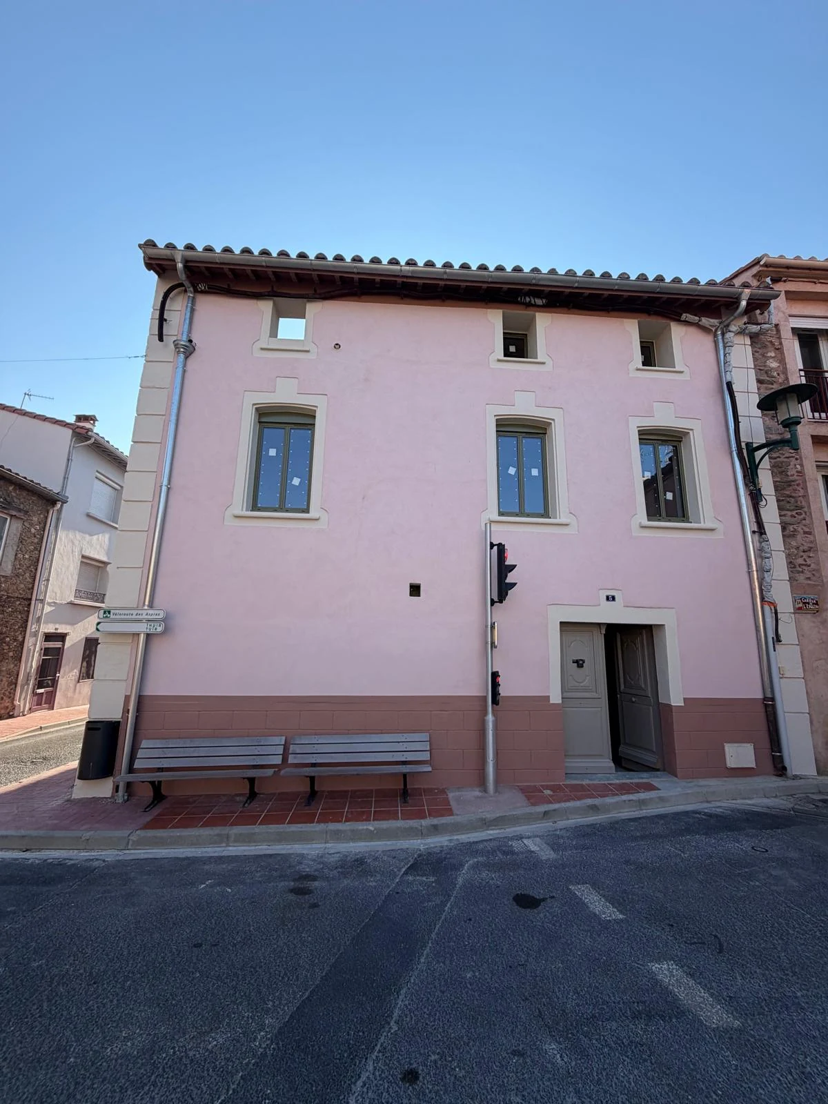Maison de village — Après · La façade côté rue